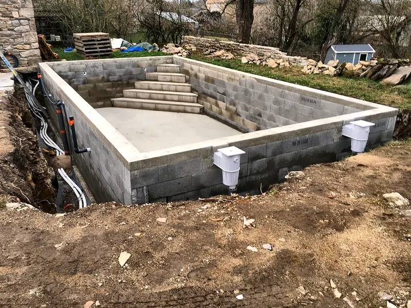 Murs en agglo, grand escalier et skimmers en place.