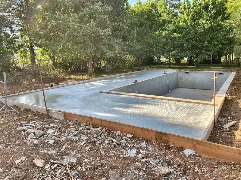 Coulage de la dalle de la future plage autour du bassin.