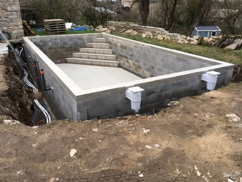 Structure en agglo à bancher – Murs coulés et escalier d’angle, avant étanchéité.