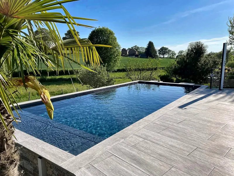 PVC armé – Piscine en PVC armé anthracite avec vue sur la campagne.