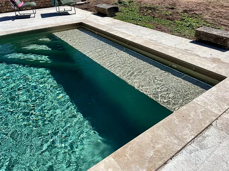 Rénovation de piscine – Détail de la plage immergée en PVC armé.
