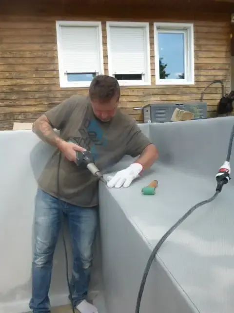Technicien Aer’eau Technique soudant une membrane PVC armé