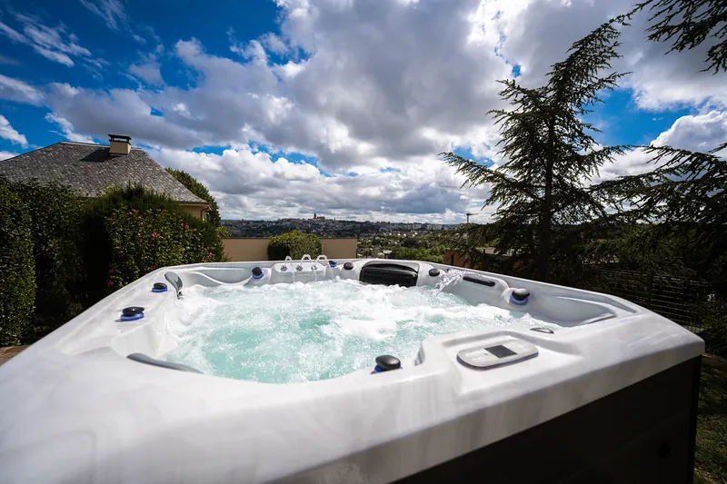 Spa avec vue sur Rodez – Spa installé dans un jardin, face à la cathédrale de Rodez.